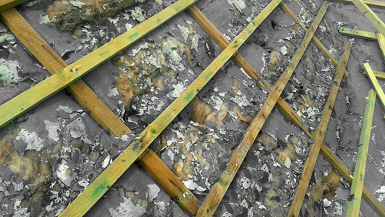 Die Norm aus dem Jahr 2010 konnte wesentliche Erkenntnisse zum Langzeitalterungsverhalten von Unterdeckbahnen noch nicht berücksichtigen – weil diese Erkenntnisse zu diesem Zeitpunkt noch nicht vorlagen. (Quelle: Dörken GmbH) Beispielbild kuenstliche Alterung von Unterdeckbahnen