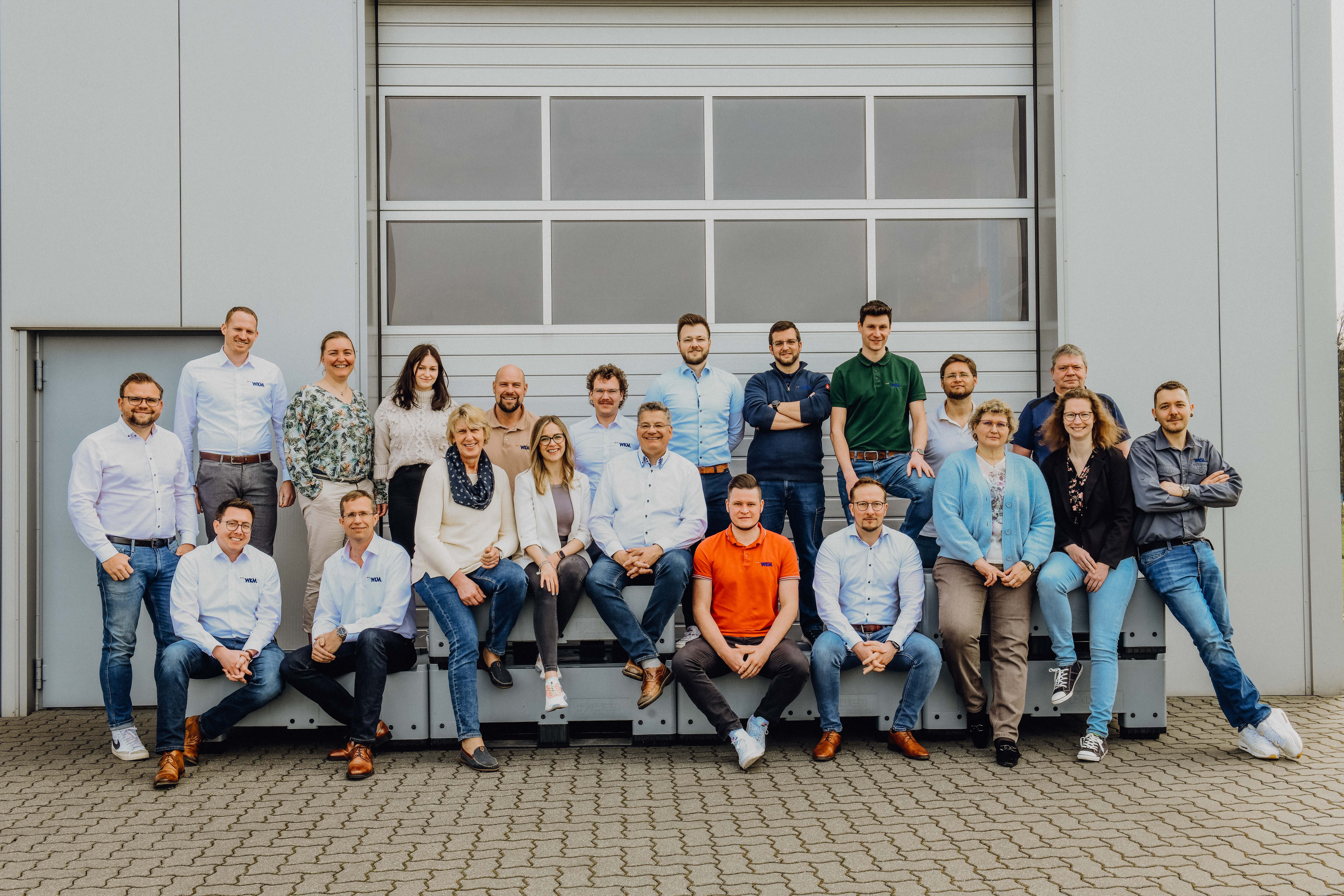 Team WKM vor dem Gebäude